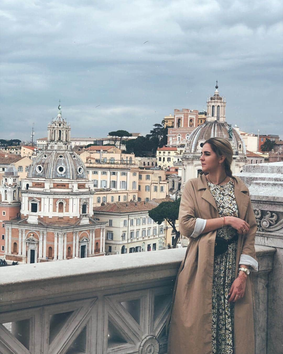 ナタリア・マリフさんのインスタグラム写真 - (ナタリア・マリフInstagram)「View from Altare della Patria 💎 Витториано - монумент в честь первого короля объединённой Италии Виктора Эммануила ||. Располагается на Венецианской площади. Внутри находится музей и два яруса со смотровыми площадками. Самая высокая площадка платная, все остальное нет. На фото вид с середины. Этой высоты более , чем достаточно. Если вы были тут , делитесь впечатлениями 🥰  #рим #италия #travelblogger #malykh_trip #photoshoot #rome #roma #italy #italia」4月4日 4時24分 - natalia_malykh_17