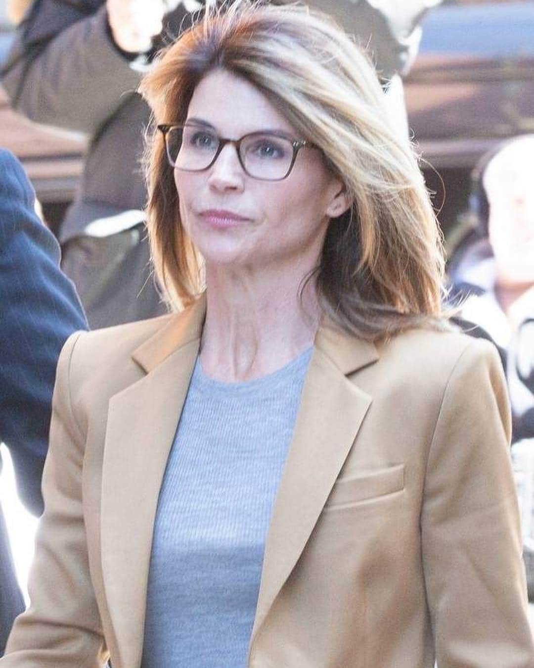 E! Onlineさんのインスタグラム写真 - (E! OnlineInstagram)「Lori Loughlin and Felicity Huffman are finally facing the court in the wake of the college admissions scandal. Keep up with everything that's happening at the courthouse at the link in our bio. (📷: REX/Shutterstock)」4月4日 4時24分 - enews