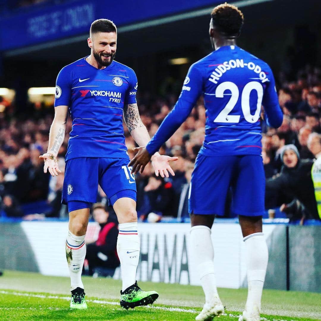 プレミアリーグさんのインスタグラム写真 - (プレミアリーグInstagram)「Olivier Giroud 🤜🤛 Callum Hudson-Odoi . #PL #PremierLeague #Chelsea #CHO #Giroud」4月4日 4時34分 - premierleague