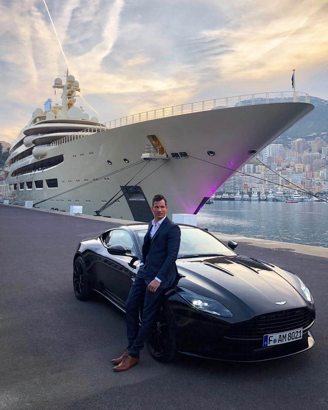 CARLiFESTYLEさんのインスタグラム写真 - (CARLiFESTYLEInstagram)「🔥 @tomclaeren with the 2019 DB11 AMR in front of DILBAR the world’s largest superyacht」4月4日 4時39分 - carlifestyle