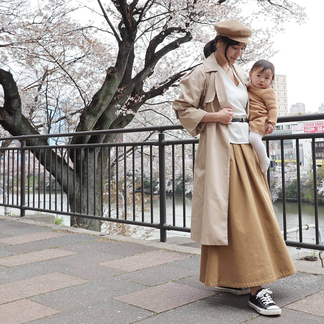 Eri Satoのインスタグラム：「beige×white×camelリンクコーデ · coat:@lepicerie_official  tops: @titivatejp skirt:@dickies @ubasic_official (A75WS015) ·  おとといのお花見コーデ 最近娘がヘアバンドしてくれなくて悲しい😢 · #お花見#飯田橋 #mamagirl#locari#コーディネート#ママコーデ#ママファッション #プチプラ#プチプラコーデ #partegram#桜#リンクコーデ#ママモデル #l4like #instagood#outfit #simple #coordinate  #fashion #casual #コーデ#シンプルファッション#カジュアル #style #お洒落さんと繋がりたい #code #ファッション#ootd」