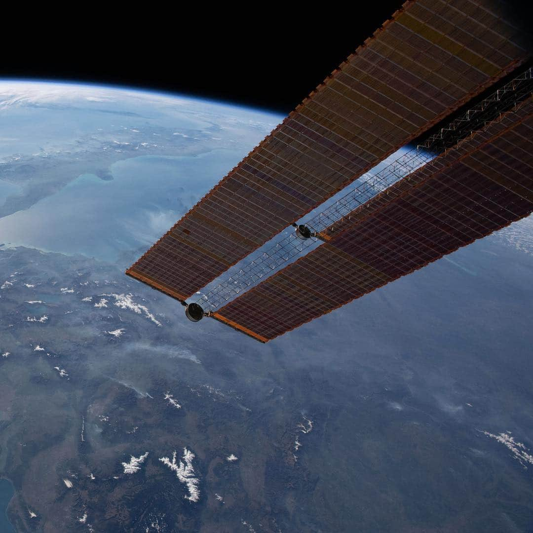 国際宇宙ステーションさんのインスタグラム写真 - (国際宇宙ステーションInstagram)「The International Space Station orbits 256 miles above the Aegean Sea. This view looks from east to west, from Greece to the boot of Italy and the island of Sicily. The sun's glint radiates off the Ionian Sea in between the two nations. #earth #greece #italy #sicily #mediterranean #aegean #ionian #sea #international #space #station」4月4日 4時52分 - iss