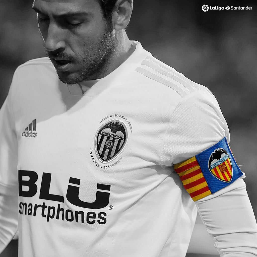 LFPさんのインスタグラム写真 - (LFPInstagram)「©️🧡 C A P T A I N 🧡©️ • #Parejo #Valencia #LaLiga #LaLigaSantander #Captain #Mestalla」4月4日 4時57分 - laliga