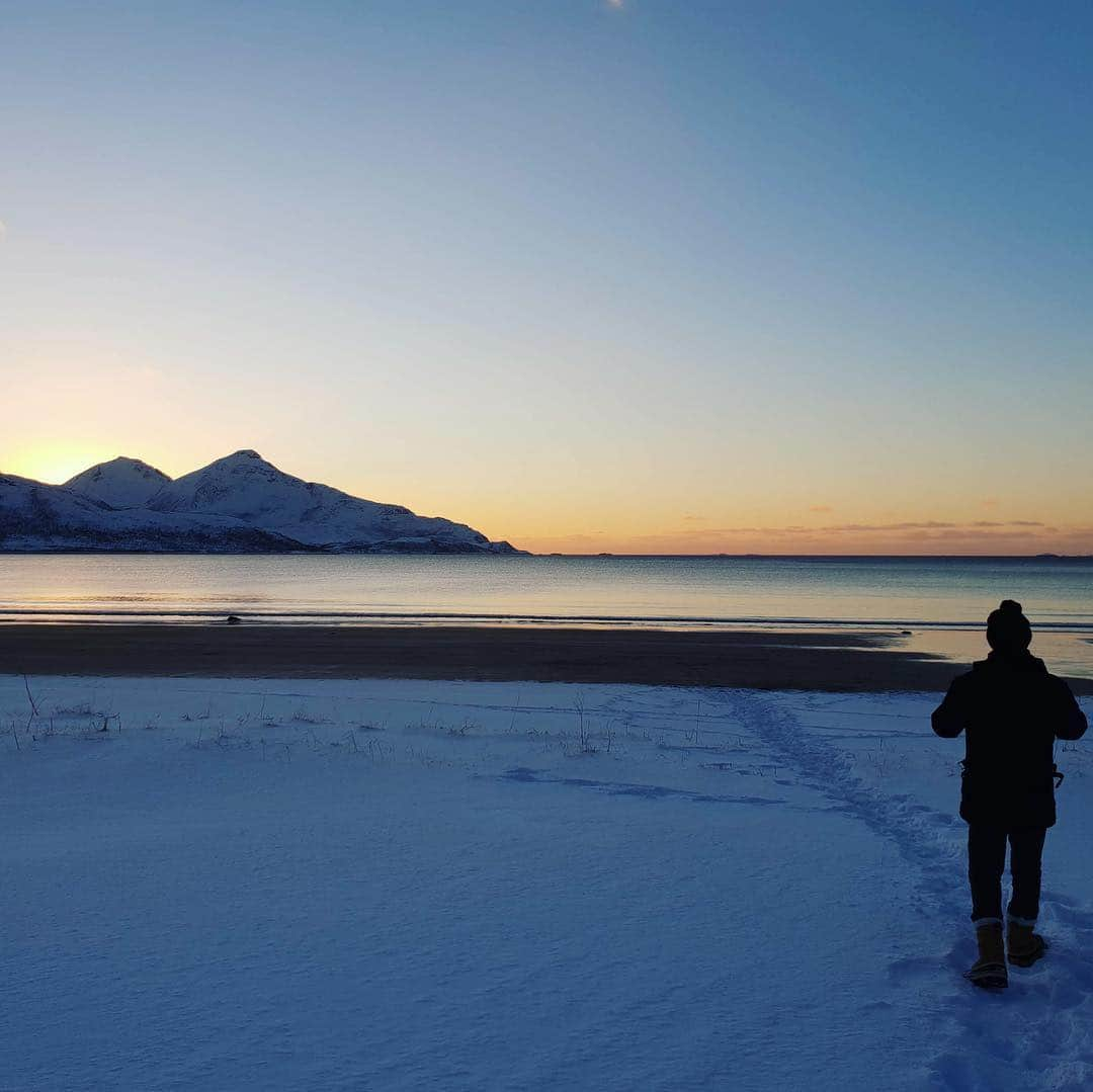 シモン・オクーのインスタグラム：「Ocean 🌊 , Mountains 🏔 Snow ❄️ , Sand 🏝 Why choose ? Big up to the photographers @clairegrapin @gbrlmcd  #seasnowandsun #sunset #norge #fjord」