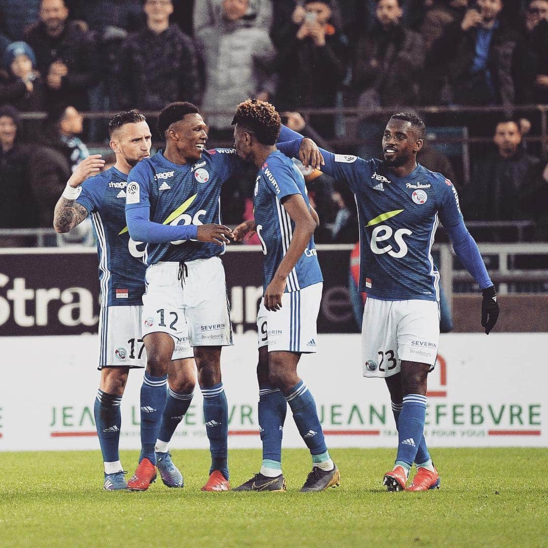 リーグ・アンさんのインスタグラム写真 - (リーグ・アンInstagram)「Vainqueur de la @CoupedelaLigueBKT 🏆 Victoire 4-0 face au #StadedeReims 42 points en @Ligue1Conforama 👀  Oui, tout va bien au #Racing 🤗 ! #RCSASDR • • #Ligue1Conforama #RCSA #RCStrasbourgAlsace #StadedeReims #SDR #StadedelaMeinau #LaMeinau」4月4日 5時12分 - ligue1ubereats