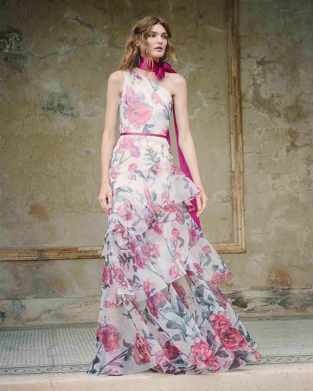 のインスタグラム：「Behind the scenes from the Spring/Summer 2019 Marchesa Notte shoot. Show the collection now @farfetch. Shot by @yvonnetnt. #marchesa #marchesanotte」