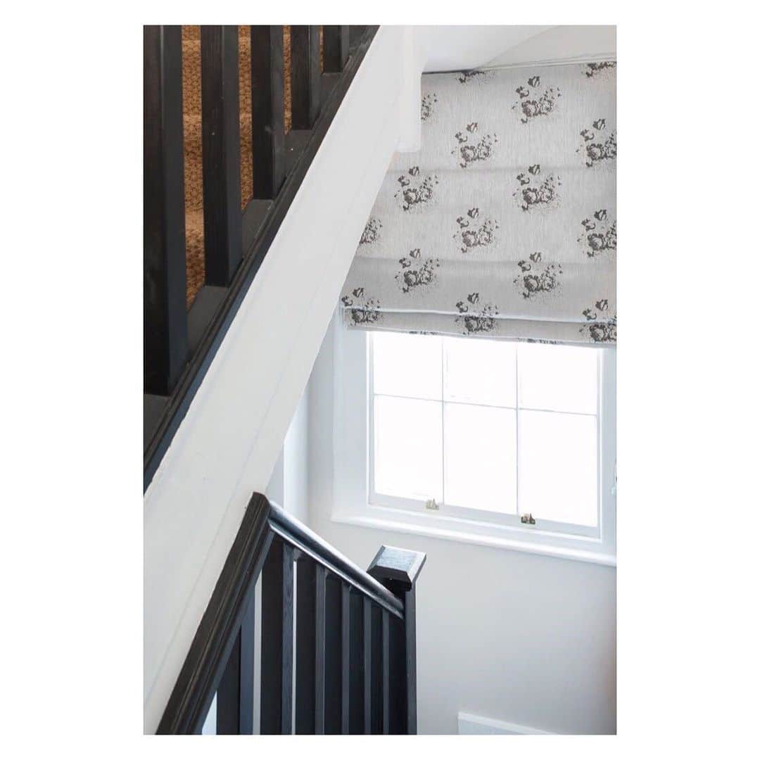 キャベジズ&ローゼズのインスタグラム：「A step in the right direction 🖤Our classic Hatley print in off-black is neutral enough to easily fit within any design scheme. She is also lovingly printed to order in England. 👇Tap to order a swatch👇#interiors #madetoorder #blinds #taptoshop #blackflorals #printedinengland #fabric #printedtextiles #cabbagesandroses #cabbagesandrosesfabric @christina_strutt @cabbagesandroses_shop」