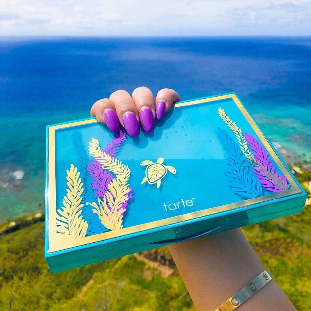Tarte Cosmeticsさんのインスタグラム写真 - (Tarte CosmeticsInstagram)「How turtley awesome is the packaging of our LIMITED-EDITION high tides & good vibes eyeshadow palette?! 🐢💜 TAG a friend below that is obsessed with turtles! 👇 Shop now on tarte.com & @sephora! #crueltyfree #seathechange #marinepowered #SephorainJCP #Sephoralovestarte」4月4日 5時27分 - tartecosmetics