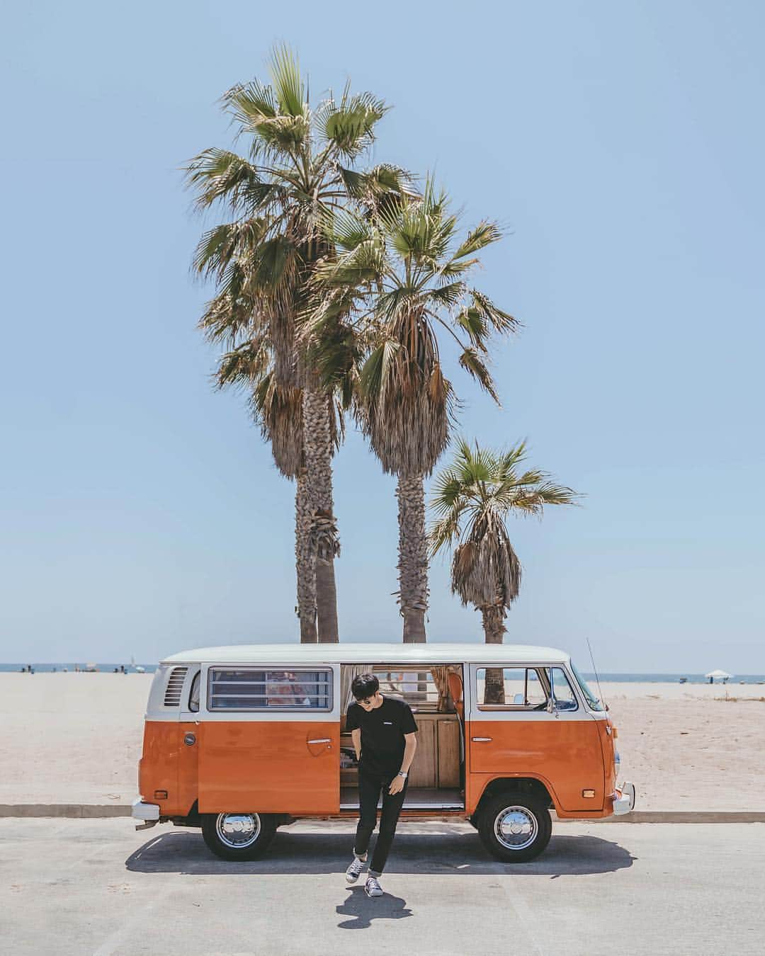 Visit The USAさんのインスタグラム写真 - (Visit The USAInstagram)「VW Vans and Venice Beach go together like peanut butter and jelly! There's nothing better. 📸: @yoribogo_」4月4日 5時29分 - visittheusa