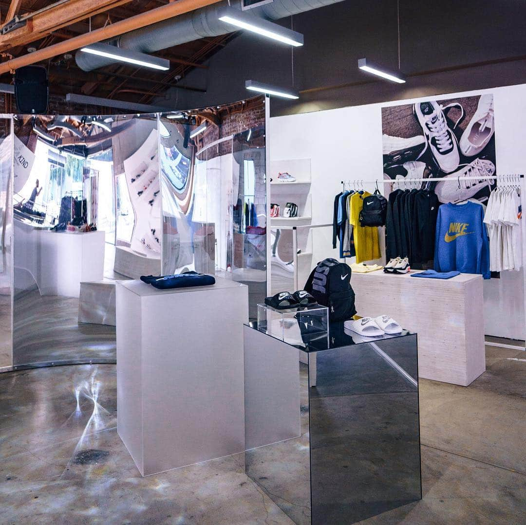 Urban Outfittersさんのインスタグラム写真 - (Urban OutfittersInstagram)「The @Nike Air Marketplace at Space 15 Twenty looking 👌, as usual. Follow @Space15Twenty to keep up with events at the Marketplace and stop to shop anytime through 4/14. @nilesgregory #UODisplay #nike」4月4日 5時35分 - urbanoutfitters