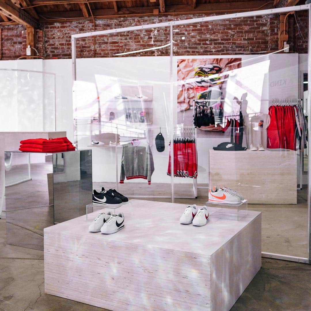 Urban Outfittersさんのインスタグラム写真 - (Urban OutfittersInstagram)「The @Nike Air Marketplace at Space 15 Twenty looking 👌, as usual. Follow @Space15Twenty to keep up with events at the Marketplace and stop to shop anytime through 4/14. @nilesgregory #UODisplay #nike」4月4日 5時35分 - urbanoutfitters