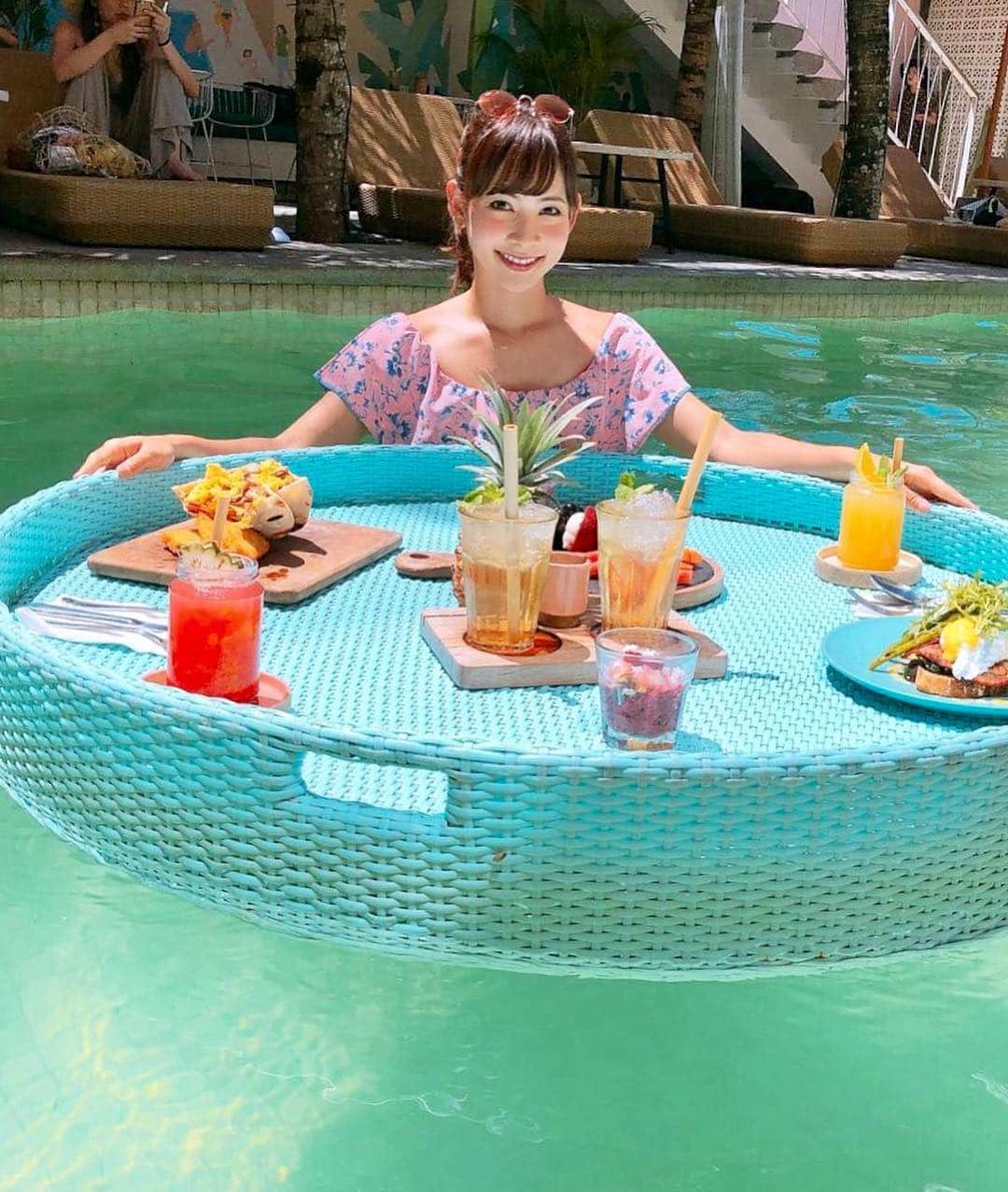 のインスタグラム：「🍍♡ #floatingbreakfast  プールに浮かびながらオシャレmorning🍽👙💕︎ どの料理もすっごく可愛くて、 美味しかった(⌯˃̶᷄ ⁻̫ ˂̶᷄⌯)✨✨ ＊ 無事に帰国しました👘🌸🇯🇵 #ただいま ＊ #bali #baliindonesia #balitrip #genic_bali #pool #swimwear #bikini #bikinigirl  #バリ #バリ島 #バリ旅行 #フォトジェニック #フローティングブレックファースト #プール #水着 #阪本智子」