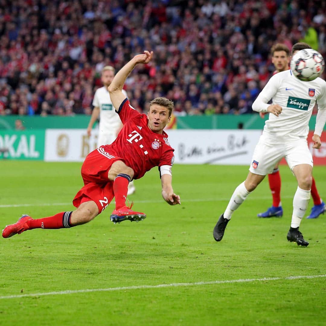 トーマス・ミュラーのインスタグラム：「Puh... 5:4! What a crazy match! It was an amazing feeling to score acrobatic in front of the Südkurve 💪🏻💪🏻 #miasanmia #fcbayern #esmuellert #packmas #thomasmüller #fcbfch 📷 @alexanderhassenstein」
