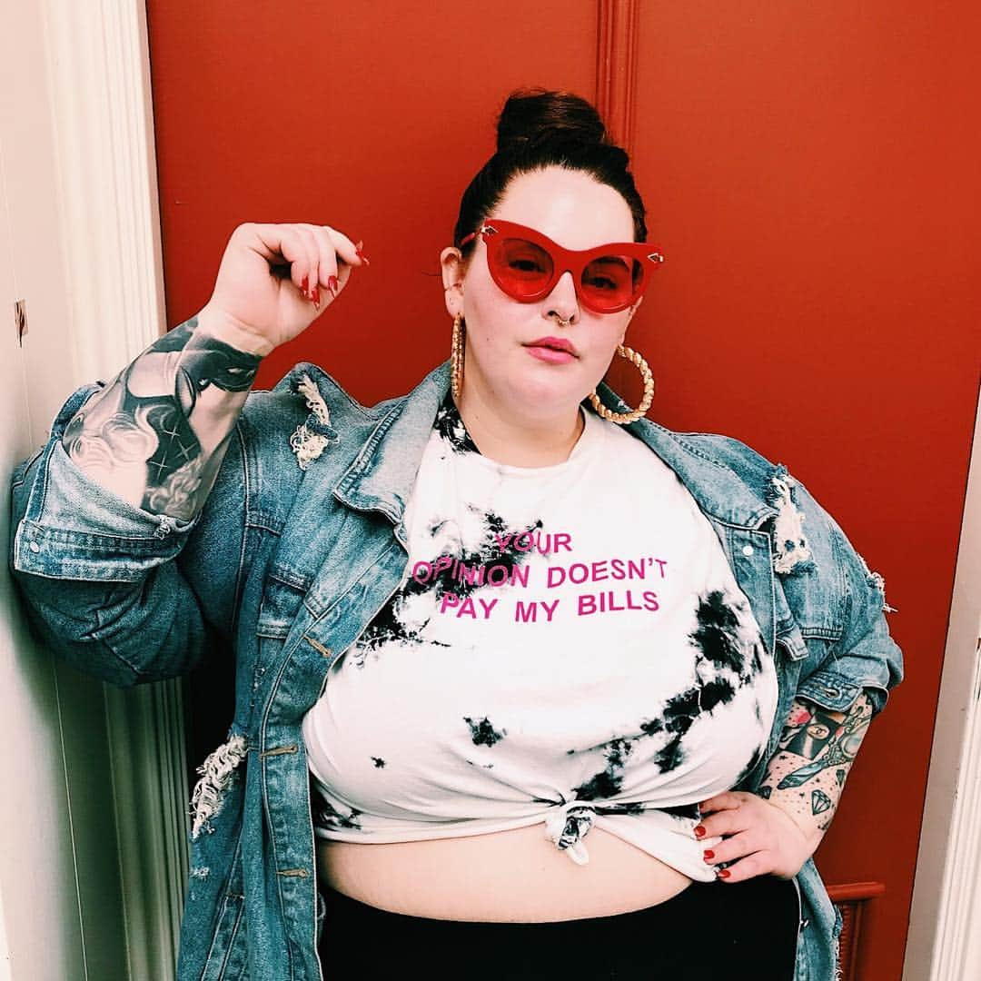 テス・ホリデーさんのインスタグラム写真 - (テス・ホリデーInstagram)「Your opinion doesn’t pay my bills, bc if it did I would be the richest bitch in the world!!! Tee is @fashionnovacurve ✌🏻#effyourbeautystandards #ad」4月4日 6時04分 - tessholliday