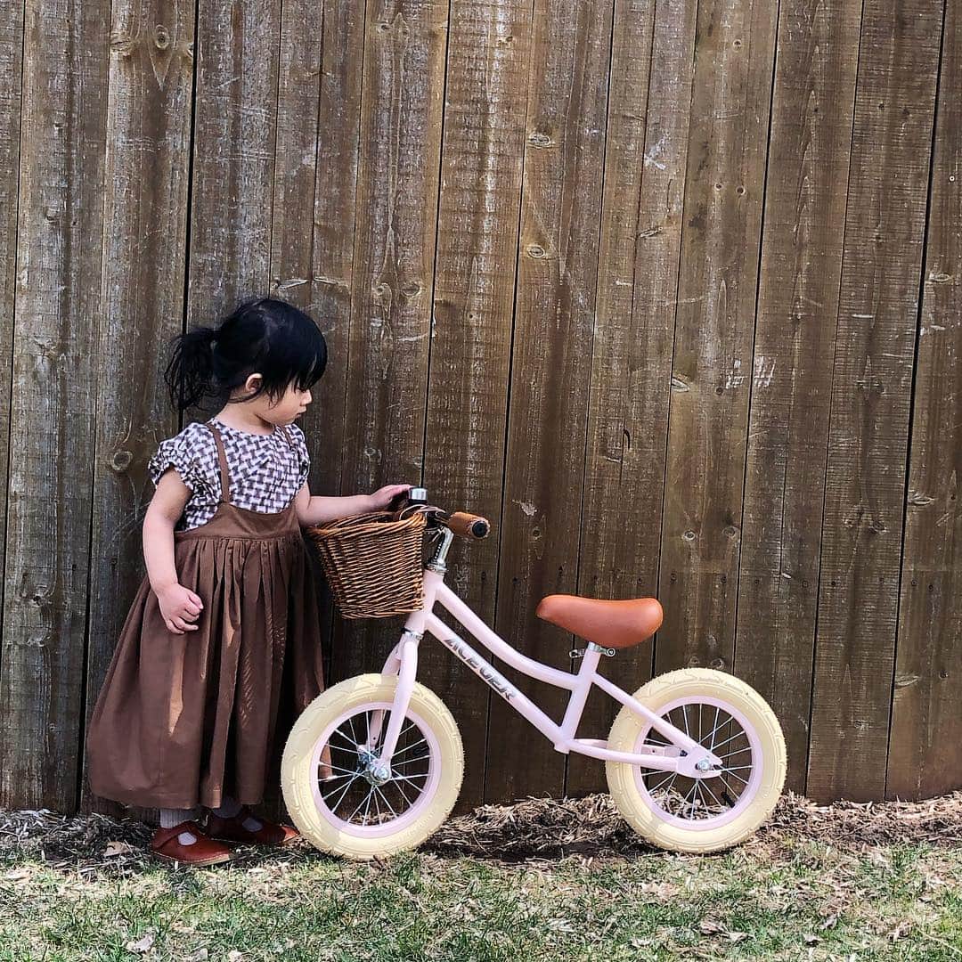 ayanoのインスタグラム：「Her first riding🚲✨ . It's a early birthday gift from grandparents🎁💕 . 昨日届いたバランスバイク わたしの両親から届いた 少し早めの誕生日プレゼントです🥰 . でもサドルをいちばん低くしても足がギリギリで 押して歩く子… すぐにお庭ピクニックに変更になり バイクはすみっこへ😅 . 三輪車もあるけどまったく乗れず… 運動神経まあまああると思ってたけど ちょっとあやしくなってきたな🤔 . 3月は春夏服をいろいろ作ったので 今日は試着をお願いしたら なかなか脱いでくれず… こちらのスカートもcaramelのブラウスに合わせて作ってみました🤗 . そしていまは高校生の姪っ子に デンマークで買ってきた10年以上前のジャケット ちょうどいいサイズ感になってきたかも❤️」
