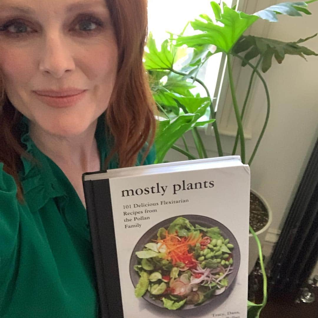 ジュリアン・ムーアさんのインスタグラム写真 - (ジュリアン・ムーアInstagram)「I LOVE PLANTS - looking at them, and EATING THEM. I am so happy to have this copy of Mostly Plants: Delicious Flexitarian Recipes from the Pollan Family.  It is available in bookstores April 16 or you can pre-order it now.  I really love this book and am so inspired by the recipes - it’s everything I want to eat.  Thank you @tracy.pollan !!! #mostlyplants  @pollanfamilytable」4月4日 6時01分 - juliannemoore