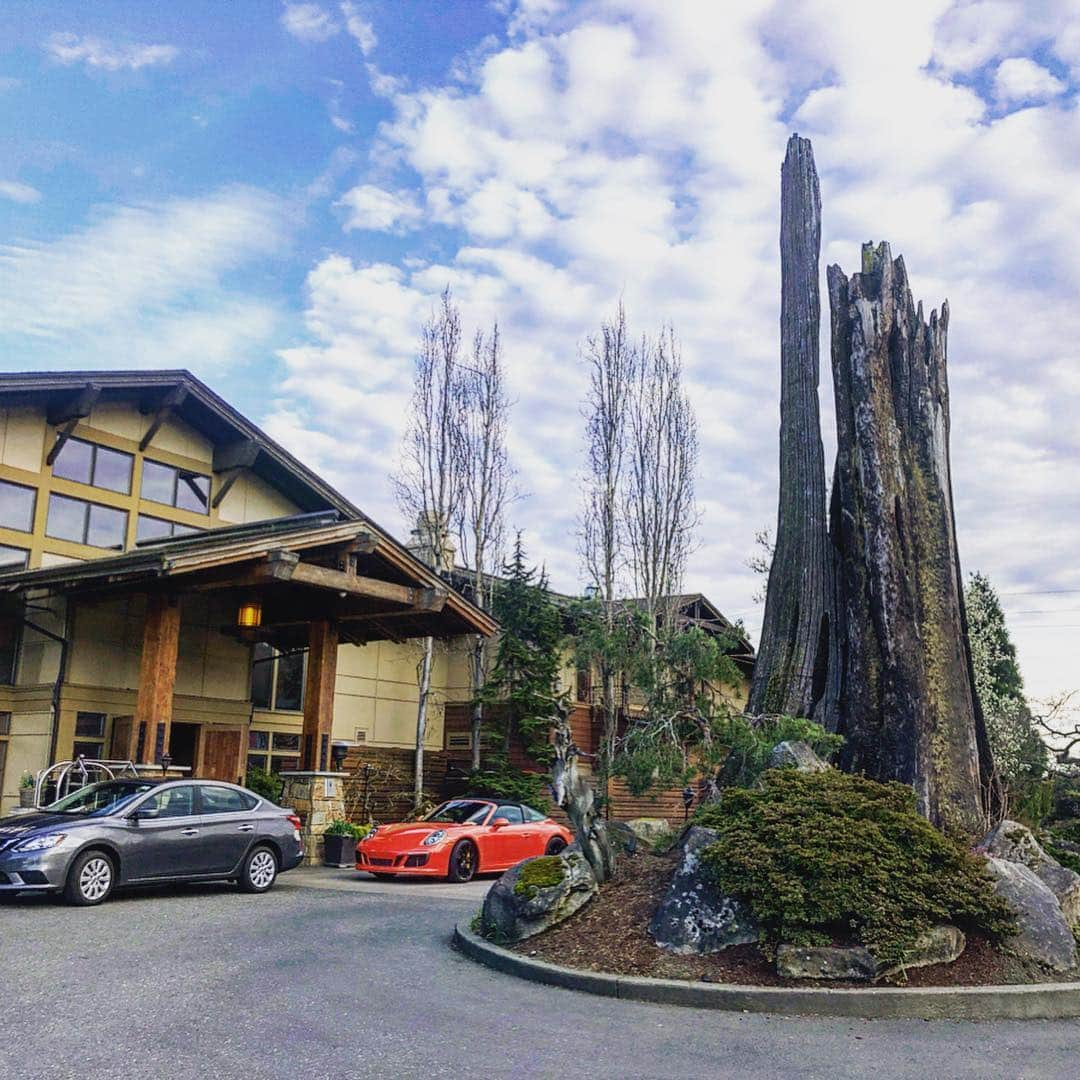 Hiroe Hiranoさんのインスタグラム写真 - (Hiroe HiranoInstagram)「シアトル人気ワイナリーエリアへ。 📍「Willows lodge 」 . 老舗の #シャトーサンミッシェル でペアリングを🍷 夏シーズンは、#ノラジョーンズ などミュージシャンが 毎日コンサートをしているそう。 . なんて贅沢。緑いっぱいの気持ちいい芝生に座って、 大人しか入れないワインピクニック💚 . . ワシントン州は、カリフォルニアに次ぐ第2のワイン産地。 続々とワイナリーが増えているようで、 これから更に盛り上がる場所になりそう。 . 滞在ホテルは、暖炉がお部屋に全てあって癒される空間。 タブも大きくて、最高⭐️SPAにあるアウトサイドタブも、 日本からインスパイアされたそうで、温泉テイスト。 . のどかで平和な時間がココには流れています😆 数日ココで過ごしたいなぁー❤️ #シアトル #Seattle #hiroecali #平野宏枝 #willowslodge #press #nature #wine #lifestyle #ライフスタイル #暖炉の火をみながらワインTIME  #はい最高です @visitseattle」4月4日 6時14分 - hiroe_hirano