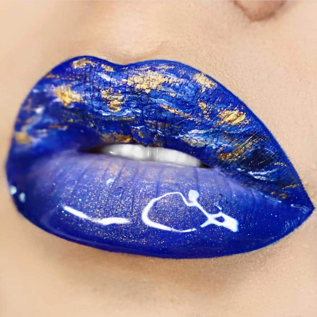 Jeffree Star Cosmeticsさんのインスタグラム写真 - (Jeffree Star CosmeticsInstagram)「LAPIS KISS 💋💋 If you’re a fan of crystals this #lapislazuli lip art will speak to your heart 💙💙 @bananakeup used our #velourliquidlipstick shades ‘Drug Lord’ & ‘First Class’ for this golden blue pairing ✨✨ #jeffreestarcosmetics #blueblood #vegan」4月4日 6時13分 - jeffreestarcosmetics