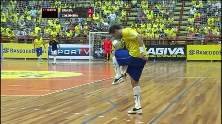 アレッサンドロ・ローザ・ヴィエイラのインスタグラム：「VÍDEO - Final #GrandPrix teve beijo na bola 😙 ⚽️ , caneta 🖊 , 2 gols e quase golaço! #OREI 👑 - Edição @adonias」