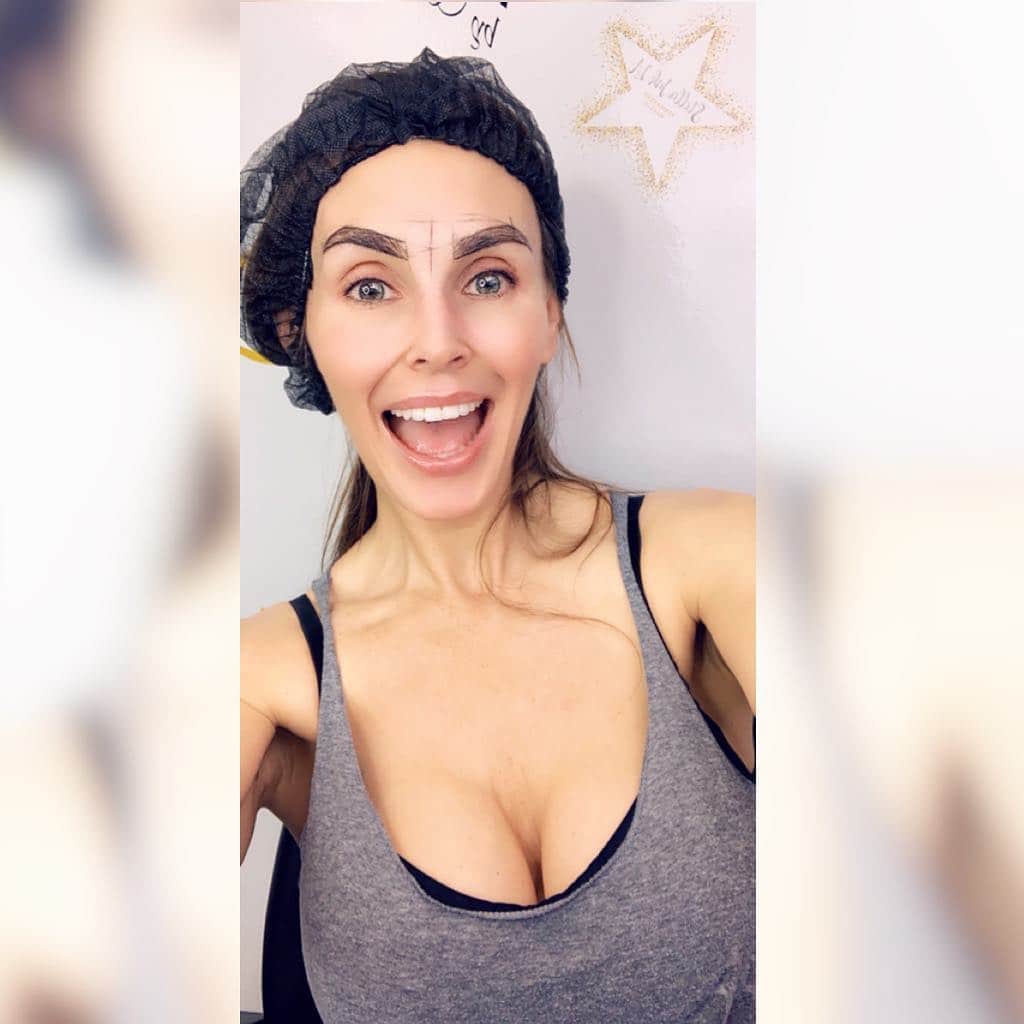 ターニャ・テイトさんのインスタグラム写真 - (ターニャ・テイトInstagram)「What is this? Eyebrow outline drawn and wearing a hat. Waiting for the numbing cream to kick in. About to have semi permanent eyebrow tattoo and eyeliner by @stella_ink_la. It won’t look like this when it’s all finally healed. It will make my eyebrows look so much more equal and neater. The eyeliner will make my eyes pop. I’m excited to share before and after pictures. —- —- #tanyatate #queentanyatate @stella_ink_la #stellainkla #semipermanenttattoo #semipermanentmakeup #tatooeyebrows #semipermanenteyebrows #semipermanenteyeliner」4月4日 6時14分 - tanyatate