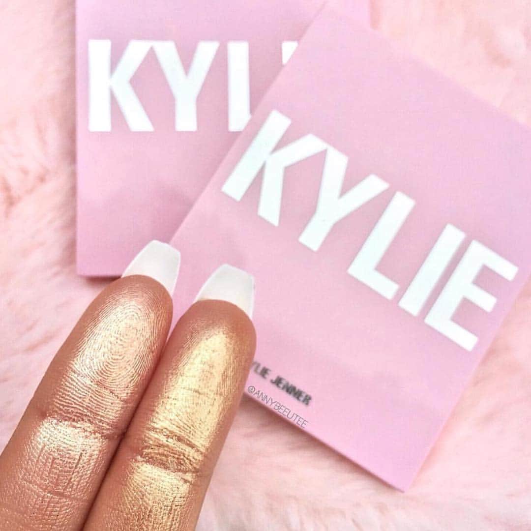 Kylie Cosmeticsさんのインスタグラム写真 - (Kylie CosmeticsInstagram)「Cotton Candy Cream and Salted Caramel #Kylighter ✨ available now! Thanks for the pic @annybeeutee」4月4日 6時06分 - kyliecosmetics