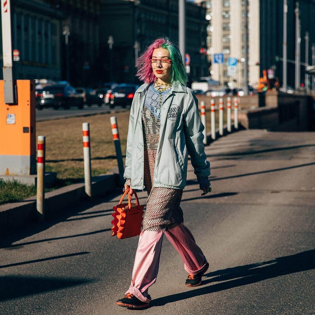 Vogue Beautyさんのインスタグラム写真 - (Vogue BeautyInstagram)「Add some color into your wardrobe, and into your beauty routine. For more inspiration, see the latest street style photos from Russia Fashion Week 2019 at the link in our bio. Photographed by @styledumonde」4月4日 6時11分 - voguebeauty