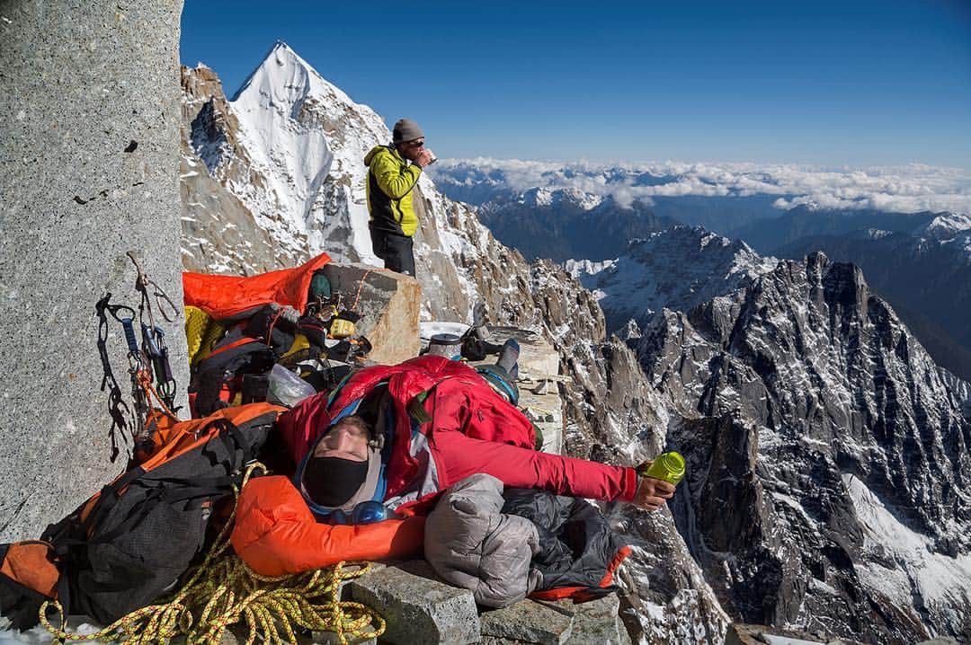 National Geographic Creativeさんのインスタグラム写真 - (National Geographic CreativeInstagram)「Photo by @coryrichards | Mountaineers pause for lunch within sight of the snowcapped peak of Hkakabo Razi, Myanmar. #Myanmar #Adventure #Exploration」4月4日 6時18分 - natgeointhefield