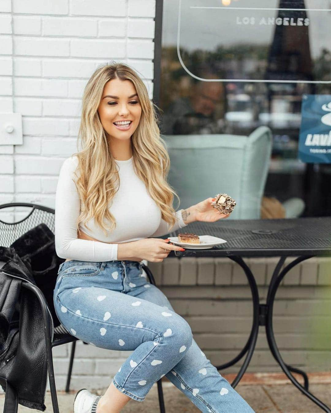 エミリー・シアーズさんのインスタグラム写真 - (エミリー・シアーズInstagram)「My joy when I find a lamington in LA 🐨😍 How cute are these heart print jeans from @prettylittlething . #prettylittlething #plt #aussie #love #LA #Australian」4月4日 6時24分 - emilysears