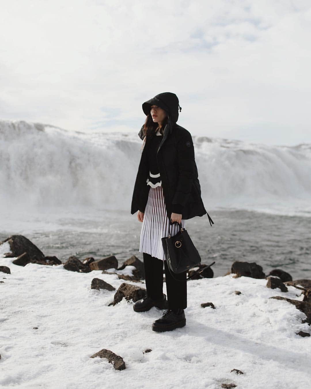 ナタリー・スアレスさんのインスタグラム写真 - (ナタリー・スアレスInstagram)「Trousers, dress, sweater, and @canadagoose jacket. #Iceland」4月4日 6時29分 - natalieoffduty
