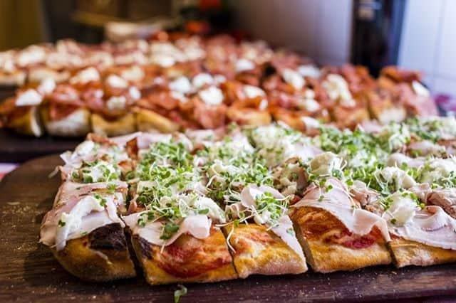 Eataly Brasilさんのインスタグラム写真 - (Eataly BrasilInstagram)「Happy Hour com o pessoal é aqui no Eataly! Você já está sabendo do double chopp que está rolando na Pizza Romana? . . . Na compra de um chopp @cervejapaulistania de 2ª a 6ª, das 16h às 20h, você ganha outro por nossa conta! Depois é só escolher alguns pedaços de Pizza Romana que o rolê fica completo. Chega com seus amigos para comemorar, amici!  #EatalySP #SouEatalyano #HappyHour #PizzaRomana」4月4日 6時40分 - eatalybr
