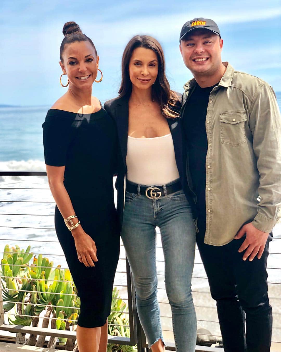 のインスタグラム：「Happy Birthday To Youuuuu!!🎼🎼 And many more (on channel four!!🎼).... @laralarutherford @louielarue #nobumalibu ❤️ #mifamilia #sibs」