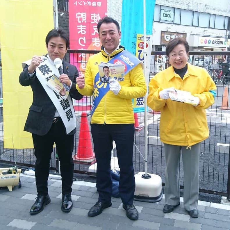 中谷一馬のインスタグラム：「【私の仲間たちを紹介します。Vol,④】 “ひがき明宏”横浜市会議員候補(港北区) ひがきさんと初めて出会ったのは、私が統一地方選挙に初挑戦をした前年の2010年。 民主党の同じ県議会議員候補として出会った。 教師生活25年の実績と経験を打ち出し、教職員組合の支援を受けての立候補だった。  当初からよく感じていたのは、優しい人柄。打算的な動きがなく、根っから相手にとって良かれと思って動く人物であるということ。  残念ながらひがきさんの選挙は次点で惜敗をされてしまったが、こういう人に思いやりをもって行動できる人が政治をやれば市民生活はきっと良くなると感じていた。  そんなある日、私が地元で大変お世話になっている川口 たまえ横浜市会議員から引退を考えているということを告げられた。  川口さんは横浜市議団長を務め、地域でも議会でも信頼の厚い方。私的には川口さんにまだ引退せずに頑張ってほしいと思っていたので、必死で慰留をしたが、決意は固かった。  その後、私の衆議院議員選挙時にも大変ご尽力を頂いた横浜市教職員組合の柳井健一委員長と話す機会があり、こんな話を切り出された。 「川口さんの後継者として、ひがきさんを擁立したい。」 川口さんもひがきさんと同じく教師の出身であり、教職員組合からの支援を受けている方。 後継者としてはルーツが同じなので、わかりやすいと感じたものの転区をするというのはとてもパワーがいる。ましてや川口さんという偉大な女性議員の後継者として支援者に認められることは並大抵ではない努力が必要になるとも思った。 ただひがきさん自身はとても素晴らしい人格者であるということに加え、お世話になった方々が決めた後継者であれば私自身はその当選に全力を尽くすのみだと腹を括った。  そしてひがきさんは立憲民主党の港北区における横浜市会議員選挙の公認候補者として決定した。  ひがきさんの応援をする中でいくつか気付いたことがある。 まずは、ひがきさんは派手なパフォーマンスをするタイプの人間ではないが、コツコツと真面目に努力を積み重ねる人。 新人では誰よりも早い時期から広報物を準備し、駅に立って皆様へのお訴えをはじめた。 またひがきさんには人が集まる。 彼の誠実で真面目な人柄を応援しようという支援者が毎朝の駅頭から集まり、皆で力をあわせて支援をしている。 そして彼には原体験のある。 教師生活25年の中で感じた教育現場の課題や教育のあり方を改善したいという想いに加え、保育園の経営に携わる中で、待機児童問題なども含めた保育現場の環境整備など、子育てと教育に自分自身が携わってきたスペシャリストだからこそ机上の空論ではない改革を行うことができる。 「福祉充実」 「安心子育て」 「ともに暮らすまちづくり」  高齢者に寄り添い、子育て支援は第一に進めようと決意するひがきさん。  私としても恩義がある川口たまえ市議・柳井委員長そして川口後援会、教職員組合の皆様が全身全霊で応援しているひがきさんを落とすわけには参りませんので、中谷一馬を応援して下さっている皆様におかれましては、”ひがき明宏”さんの応援を何卒よろしくお願い申し上げます。 ◆" 檜垣 明宏 "横浜市会議員候補(港北区) http://a-higaki.com  この度の統一地方選挙において、私が代表を務める神奈川7区(港北区・都筑区)選挙区では全部で7人の仲間が人生をかけて選挙選を戦っております。 明日以降も仲間たちの紹介を書いて参りますので、中谷一馬のことをご支援頂いている皆様におかれましては、是非仲間たちへのご支援をよろしくお願い申し上げます。 "次回以降"  Vol,⑤ ◆" 大山 正治"横浜市会議員候補(港北区) https://www.ooyama.net/  Vol,⑥ ◆"菅原 暉人"神奈川県議会議員候補(港北区) https://akihitosugahara.com  Vol,⑦ ◆" すとう たかのぶ"神奈川県議会議員候補(都筑区)さんは、無投票での当選がすでに決まりましたので、また今度紹介します😁 “バックナンバー” Vol,① ◆" ふじい芳明 "横浜市会議員候補(都筑区) https://ameblo.jp/kazuma-nakatani/entry-12450922665.html  Vol,② ◆”望月高徳"横浜市会議員候補(都筑区) https://ameblo.jp/kazuma-nakatani/entry-12451204385.html  Vol,③ ◆"大野 トモイ"横浜市会議員候補(港北区) https://ameblo.jp/kazuma-nakatani/entry-12451464574.html」