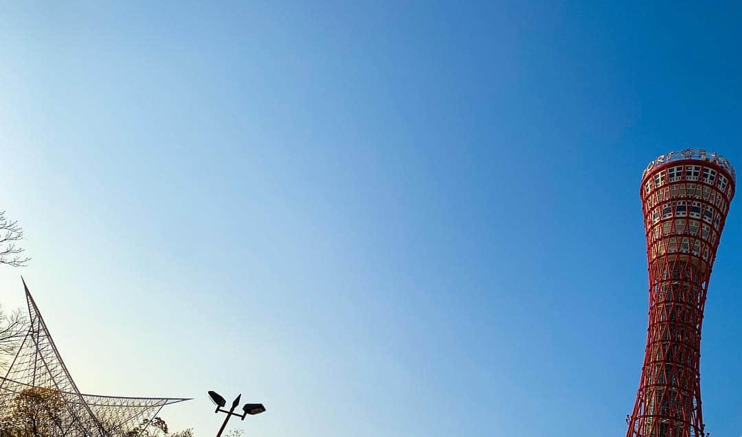 浜平恭子さんのインスタグラム写真 - (浜平恭子Instagram)「おはようございます(๑′ᴗ‵๑) 私はKiss FM KOBE「4SEASONS」毎週木・金のDJをしています、はまひらきょうこです🙇‍♀️ 横浜の浜に平和の平、深キョンの恭に子供の子と書きます‼️ 神戸垂水と韓国仁川を毎週往復して暮らしています✈️ 得意な音楽ジャンルはK-POPです🕺 好きな食べ物は魚卵と生肉🍖 はまひ〜って呼んで下さい😊 宜しくお願い致します✨ キリッ⭐️ #自己紹介」4月4日 6時57分 - hamahi1231