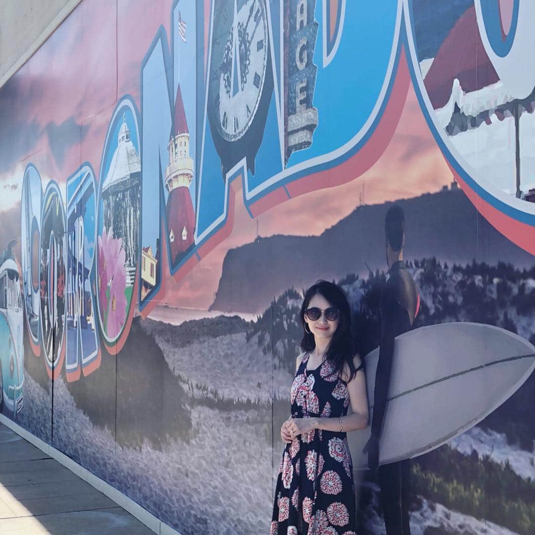 花岡維生のインスタグラム：「Coronadoのwall art🎨 ブランチに着て行ったワンピースはお気に入りの @anntaylor 💕 Ann Taylorは小さめサイズのプチシリーズがあるので、身長156cmの私も着られてすごく重宝しています🙏💖 #favoritedress  #anntaylor #coronado #wallart  #コロナド」