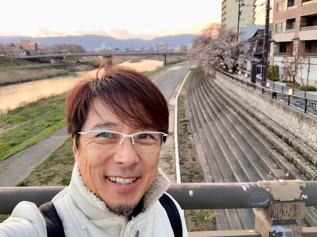 黒田アーサーさんのインスタグラム写真 - (黒田アーサーInstagram)「昨日の夕方。夕焼けに照らされる桜並木🌸とても綺麗でした💕ただ満開にはほど遠いですねー。だって雪が降ったからね❄️ 福井で4月に雪が降ったのは18年ぶり！そりゃ無理もないか（笑）それにしても昨日は寒むかったぁ〜🤧やっと今日から春らしい陽気だって😊今日は芦原ゴルフでラウンド⛳️を楽しんでから帰りまーす😉👍#足羽川桜並木 #福井市 #桜 #満開🌸まであと少し #寒い #4月に雪なんて #寒いはずだよ #黒田アーサー#kurodaarthur #fukuijapan #cherryblossom」4月4日 7時06分 - kuroda_arthur