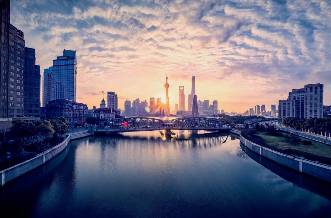 リッツ・カールトンさんのインスタグラム写真 - (リッツ・カールトンInstagram)「As the sun rises over the city skyline, discover new adventures on the dynamic streets of #Shanghai. #Pudong #China #sunseekers #PearlTower #Huangpu #HuangpuRiver #travelasia #sunrise #skyline #cityview #cityscape #adventure #horizon #discover #morning  #travel #travelgram #Instatravel #traveldiaries」4月4日 7時00分 - ritzcarlton