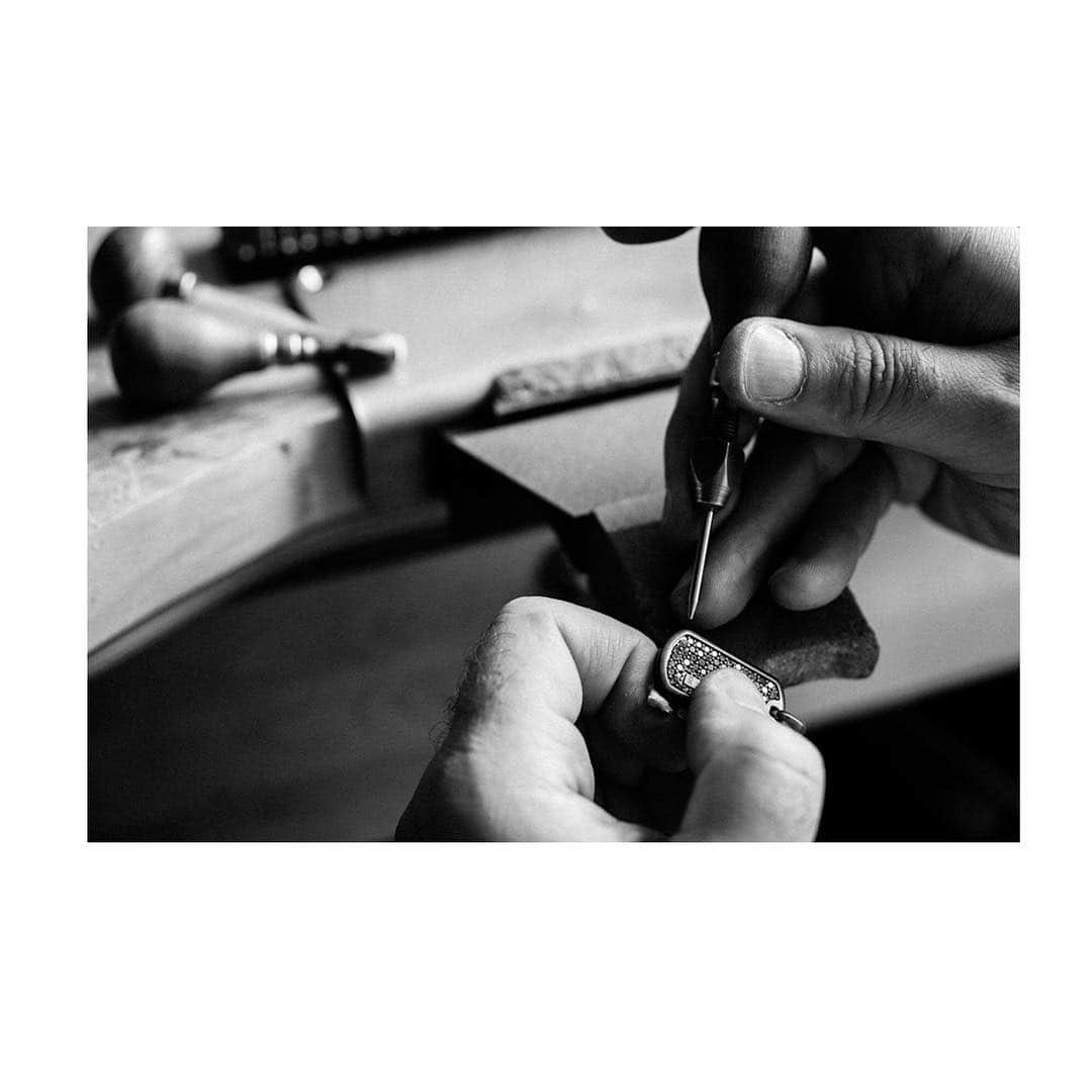 デイビット・ユーマンさんのインスタグラム写真 - (デイビット・ユーマンInstagram)「Hands on. • Master setters hand shape metal prongs around every gemstone in a Pavé design. • #DavidYurmanMen」4月4日 7時01分 - davidyurmanmen