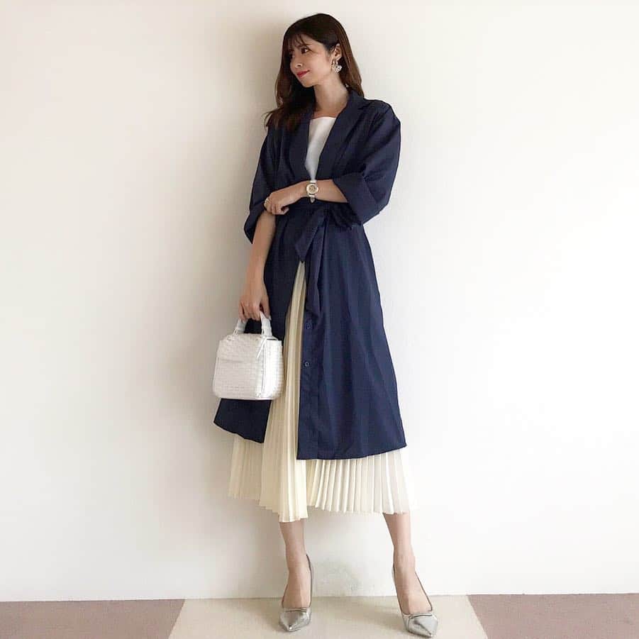 のインスタグラム：「#code . . シャツは @re.mirror.official ❤︎ 羽織りとして着ても ワンピとしても着れちゃう✨ . . @re.mirror.official さんで LINE友達登録で500円OFFクーポンプレゼント中！ LINE ID 【@izk0773h】 ぜひ、登録してみて下さいね♡ . . . シャツ… @re.mirror.official トップス…#dholic ボトムス… @rurume_official バッグ…#zara シューズ…#celford . . . #ママコーデ #ママファッション #シンプルコーデ #プチプラコーデ #大人可愛い #大人カジュアル #今日のコーデ #着回しコーデ #アラサーコーデ #トレンドコーデ #大人女子コーデ #30代コーデ #きれいめコーデ #mamagirl #locari #ponte_fashion #mineby3mootd #partegram #韓国ファッション #おしゃれさんと繋がりたい #シャツワンピ #シャツワンピース #ザラバッグ #ザラジョ #ザラコーデ #プリーツスカート」