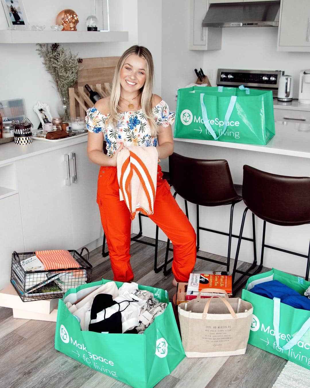 トーリ・ウェブスターのインスタグラム：「When I moved into my little home this past fall all I could think about was getting my stuff out of the countless boxes I had stacked into each and every room of my condo. 📦🙄 *Yes, overwhelming. Keeping my new home clean and organized throughout the move was nearly impossible. So now that I am more settled in I am desperate to declutter! I’ve decided to put my seasonal clothes and items I want (but don’t use everyday) into storage! ! This full service storage company @MakeSpace is BRAND NEW to Toronto, and in 3 steps made my life so easy. 	1	They send you free reusable bags to pack with items you want to store 	2	They pick up your items and store them for you in their facility 	3	They deliver the items back to you whenever you need them! Legit, could not be a better service for anyone looking to make a little more space and live a clutter free life at home! Check out my stories to see more! If you want to try #MakeSpace use code TORRI-MS for $100 off. You’re welcome 😉♥️ #ad」