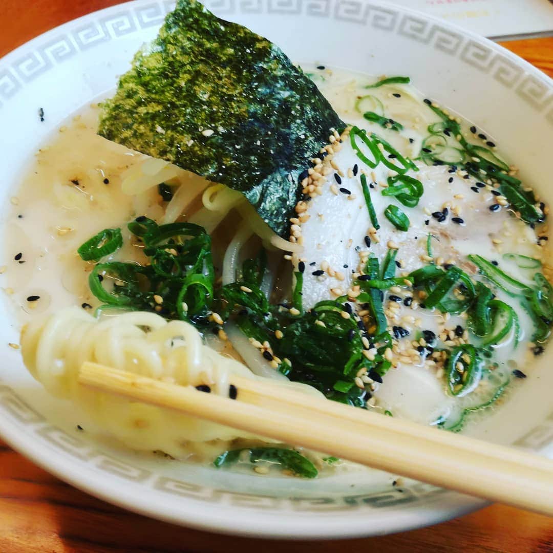 のインスタグラム：「大分の佐伯ラーメン。サッパリコクのある豚骨ベースにつるつる太麺。ラーメンもだけど、九州はどこで食べてもお米が美味しいです。#九州旅行　#GW #10連休　#大分ラーメン #佐伯ラーメン　#美絆」