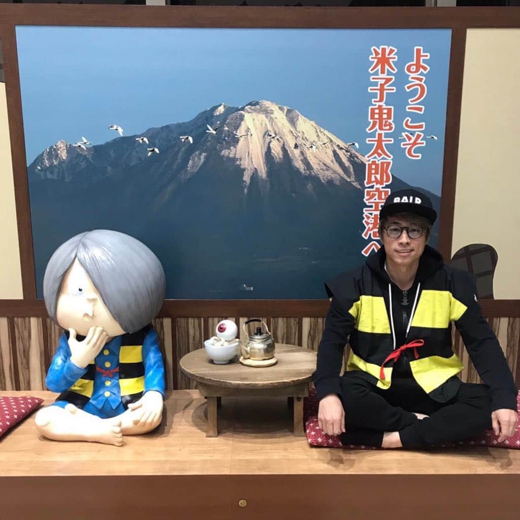 のインスタグラム：「東京帰るときに 並んで撮ったよ✌️ みんなこの空港に来たらココで撮りたくなるんだね…手荷物検査の入り口の所にあるので名残惜しくて撮っちゃう。鬼太郎ベストも借りました！  ゴハンも美味しくて、国宝の城があって、人が多過ぎないから過ごしやすいし、空港も遠くない！良い場所だ！  #ゲゲゲ #ゾゾゾ #ムムム #ドドド #サササ #ガガガsp #じぇじぇじぇ #YaYayah #ワァーワァーワァー #ZZZ #AAA」