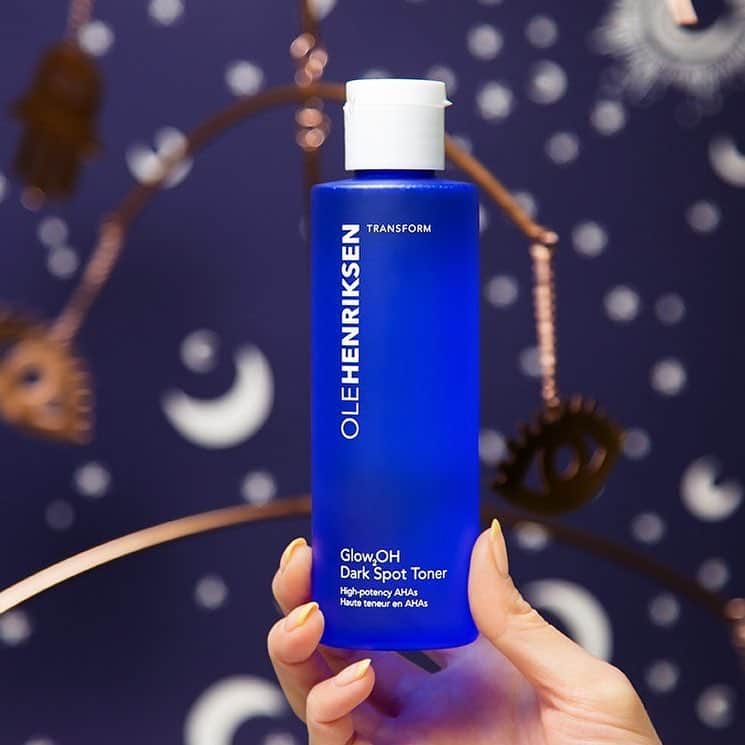 のインスタグラム：「Got your eye on Glow2OH? 👀  Here’s why you need it in your life: This toner 💙 reduces the look of dark spots in 7 days 💙 targets fine lines and wrinkles 💙 smoothes skin texture 💙 brightens 💙 is cruelty- and alcohol-free Who else needs to try this toner?」