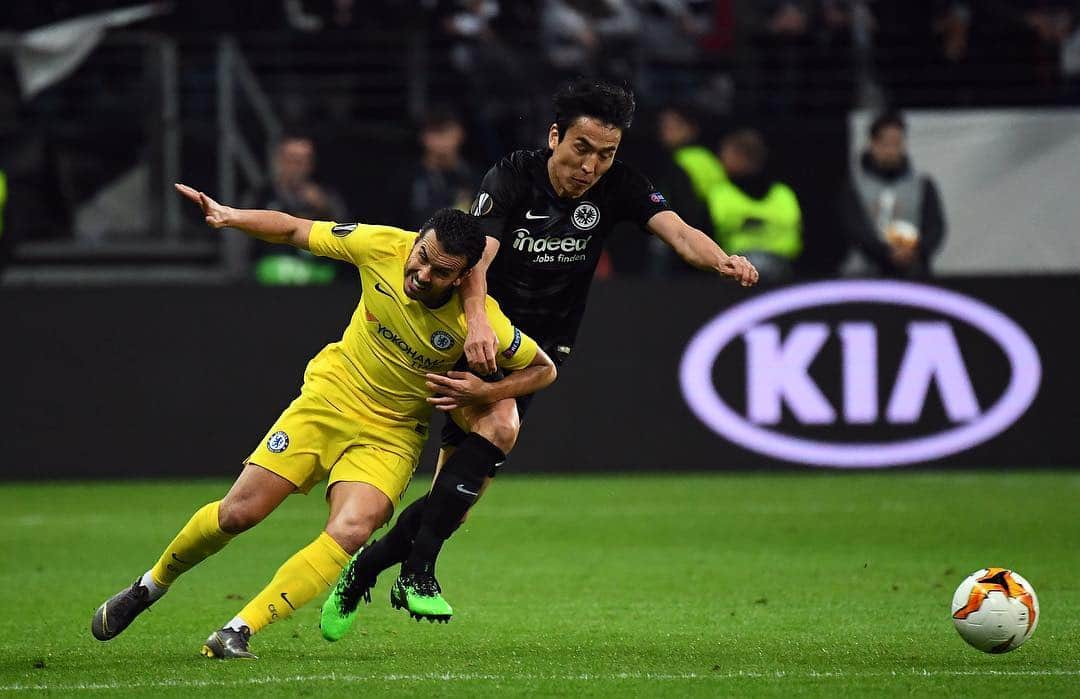 長谷部誠さんのインスタグラム写真 - (長谷部誠Instagram)「*** Eintracht Frankfurt🇩🇪 1-1 Chelsea 🇬🇧 #europaleague  #halbfinale  #hinspiel  #tolleatmosphaere  #ヨーロッパリーグ  #準決勝  #最高な雰囲気の中 #最高に強い相手と #真剣勝負出来る幸福感 #チェルシーは強かった #でも凄く楽しかった #来週の第2戦もベストを尽くします #試合後に  #試合を見に来ていた永嗣と少し会いました #久しぶりだったけど #久しぶりの感覚が無いのは何故だろう #あいも変わらず元気でした」5月3日 10時21分 - makoto_hasebe_official