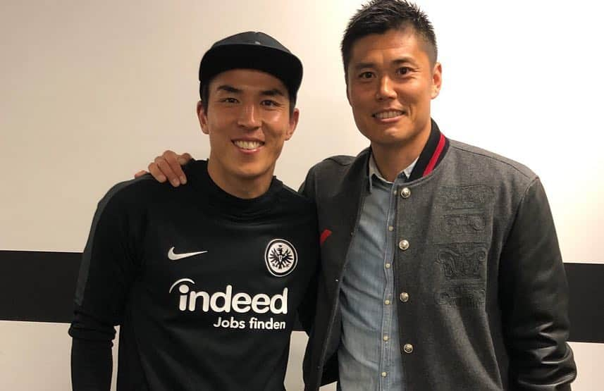 長谷部誠さんのインスタグラム写真 - (長谷部誠Instagram)「*** Eintracht Frankfurt🇩🇪 1-1 Chelsea 🇬🇧 #europaleague  #halbfinale  #hinspiel  #tolleatmosphaere  #ヨーロッパリーグ  #準決勝  #最高な雰囲気の中 #最高に強い相手と #真剣勝負出来る幸福感 #チェルシーは強かった #でも凄く楽しかった #来週の第2戦もベストを尽くします #試合後に  #試合を見に来ていた永嗣と少し会いました #久しぶりだったけど #久しぶりの感覚が無いのは何故だろう #あいも変わらず元気でした」5月3日 10時21分 - makoto_hasebe_official