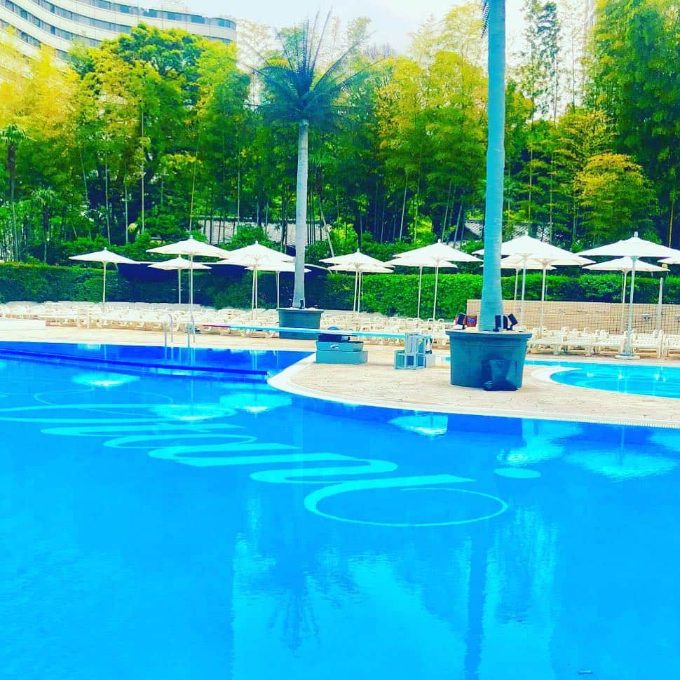 ホテル ニューオータニさんのインスタグラム写真 - (ホテル ニューオータニInstagram)「Hotel New Otani Tokyo’s #gardenpool is located in central Tokyo but surrounded by beautiful greenery. Enjoy the heated pool during this Golden Week! 都心にありながら緑に囲まれた#gardenpool で、最高のリゾート体験を。GWは温水でゆったりとお寛ぎ頂けます。 〜5/6(Golden Week) 7/6-9/8(Summer Season) #ガーデンプール #リゾート #緑 #温水プール #ゴールデンウイーク #赤坂 #四ツ谷 #ホテルニューオータニ #pool #heatedpool #relaxing #greenery #luxurystay #akasaka #yotsuya #tokyo @hotelnewotanitokyo」5月3日 10時22分 - hotelnewotanitokyo