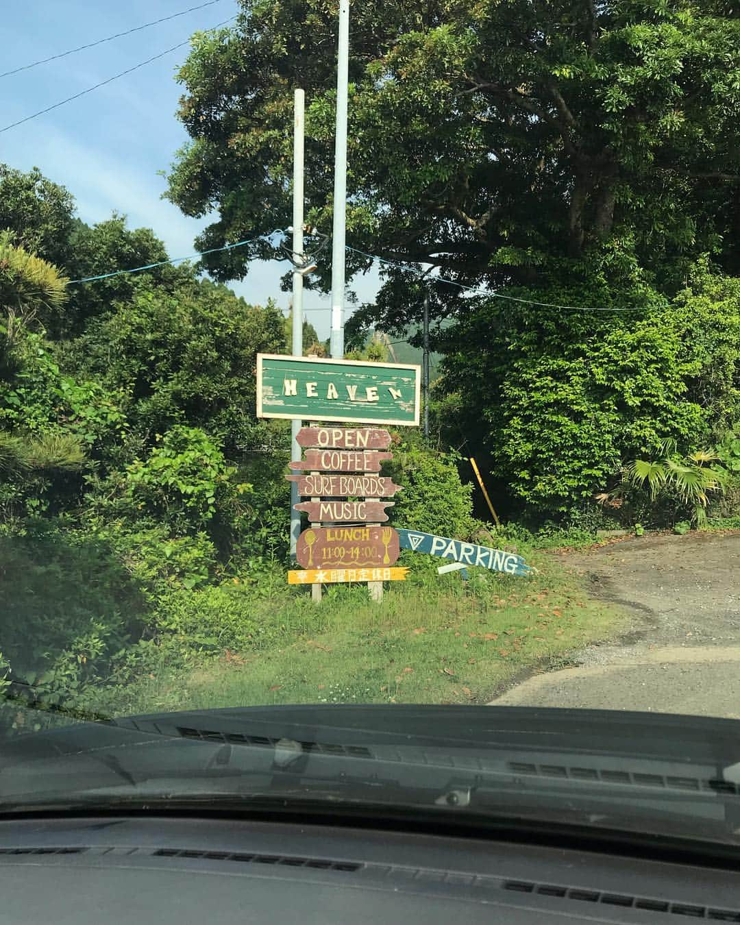 三宅洋平さんのインスタグラム写真 - (三宅洋平Instagram)「宮崎 Cinema Haeven 岡山の山間地の古民家の修復と土地のお世話という役割を授かって、氣がつけばすっかり海から遠ざかって2年半があっという間に経過。陸サーファー、曲作りのため久しぶりに宮崎入り。 ブラザーHiroが大工なサーファーのBroたちと1年かけて作り上げた天国。レストラン、お宿、サーフショップ、キャンプ場、稼働中(ライブハウスと映画館は建築中)。 プロジェクトは楽しいことだけじゃない。生々しい諍いや静かな離別も繰り返して、資金繰りややりたい事とやりたくない事に追われながら自転車操業にて、彼の地この地でHeaven作りは今日も進む。着いた朝、最初にHiroとシェアしたのは、そんな話。組織のあり方、リーダーって何？、経営、人との接し方、、 新しい社会、作り中。 #cinemaheaven #宮崎」5月3日 10時43分 - miyake_yohei