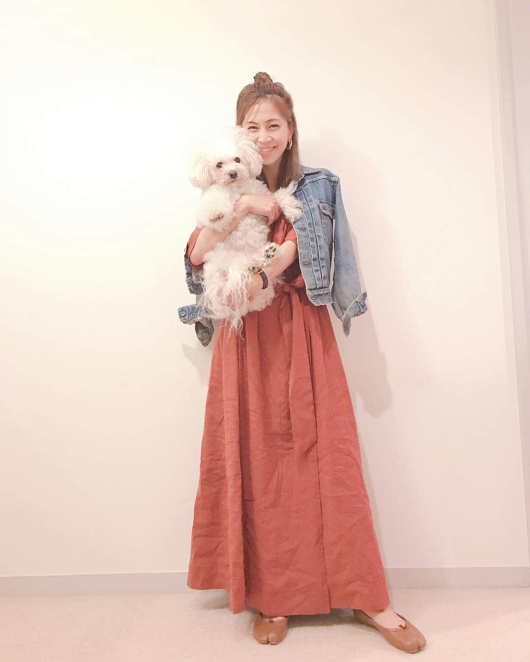 のインスタグラム：「私服。はんながかなりモップみたいになって来た！トリミングしなくちゃ🐶 お散歩で、葉桜が絡まる絡まる。。笑  onepeace... @norc jacket... #vintage shoes... #margiela  pierce... #mondayedition  #instagood #wear #ootd #みさこファッション #私服」