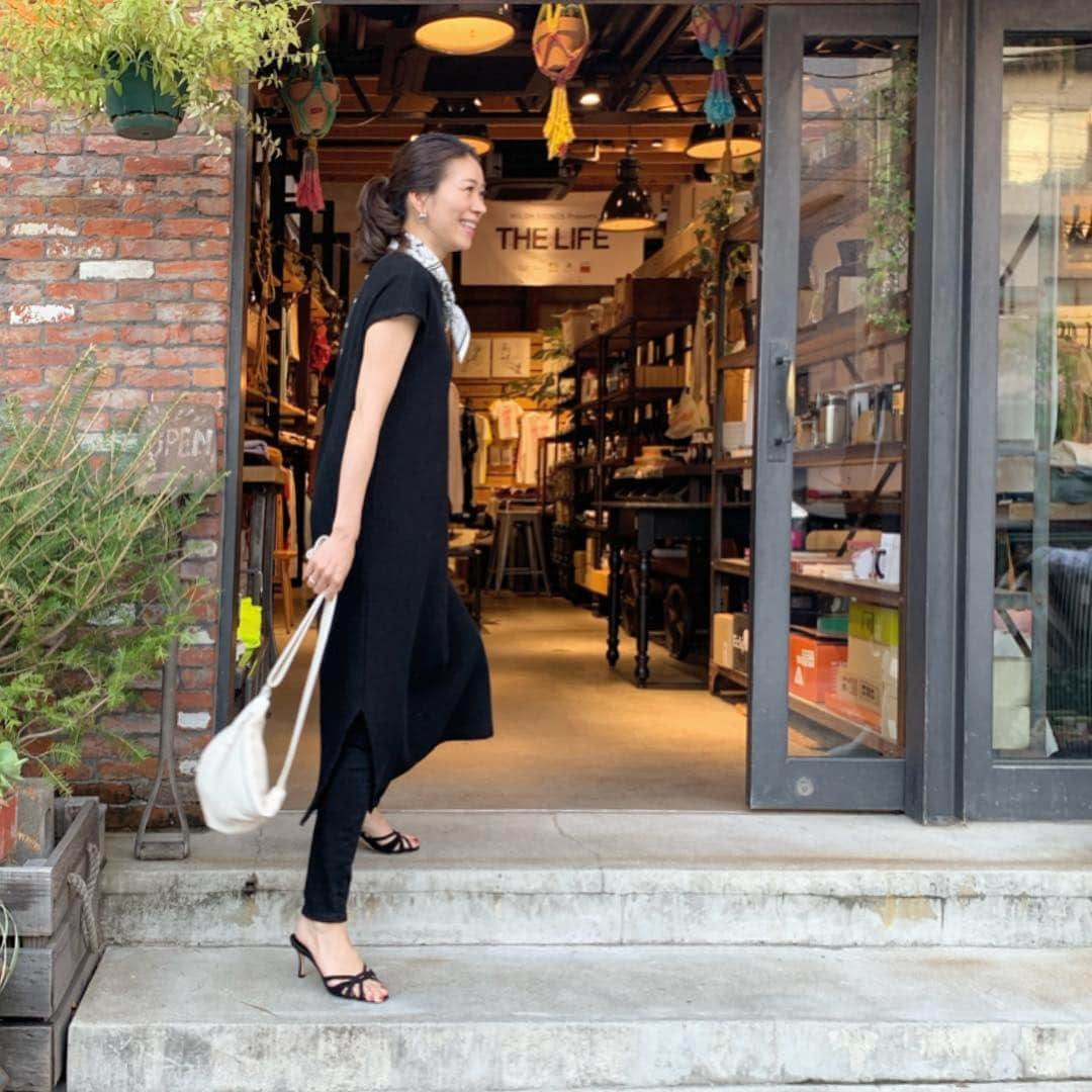 大日方久美子さんのインスタグラム写真 - (大日方久美子Instagram)「・ Outfit ☆ ・ One-piece → @damefrank_official  Pants → #shopbop Shoes → #manoloblahnik  Bag → @cookiechocolate_official  Scarf → #hermes ・ ・ 昨日のフリマはダムフランクのサーマルワンピにスカーフとバッグで白をプラスしたモノクロスタイル。  サーマルワンピは3つ前に投稿したグレーのレギンスがセットになってますが、私は別々で着てます！ ・ バッグはGW明けに @cookiechocolate_official で発売予定のもの。探していた白のボディバッグをプチプラで見つけて大・大・大満足❤️ ・ ・ フリマありがとうございました！ 一緒に参加したメンバーも会場を貸してくださった @r_star_tokyo (ワンチャンOK)も最高でした😆❤️ また近いうちにやりたいな！ ・ ・ #kumicloset  #フリマ」5月3日 10時51分 - kumi511976