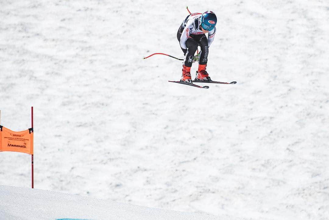 ミカエラ・シフリンさんのインスタグラム写真 - (ミカエラ・シフリンInstagram)「Flying... *10/10 would recommend* 👍🙌 @mammothmountain 📸: @petermorning」5月3日 10時52分 - mikaelashiffrin