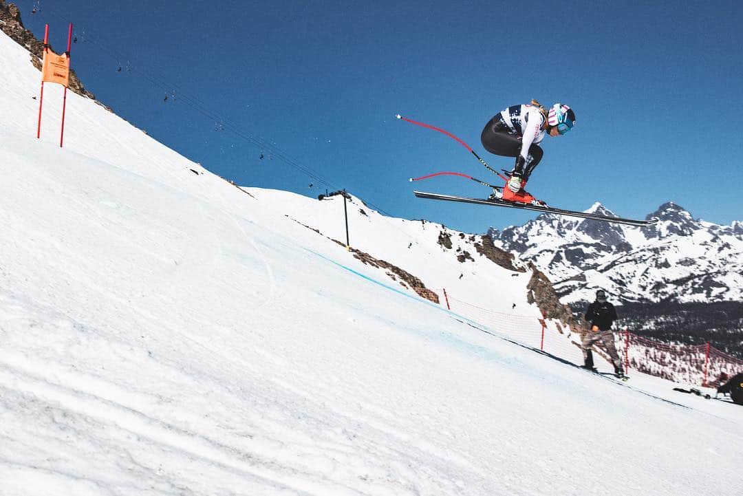 ミカエラ・シフリンのインスタグラム：「Flying... *10/10 would recommend* 👍🙌 @mammothmountain 📸: @petermorning」